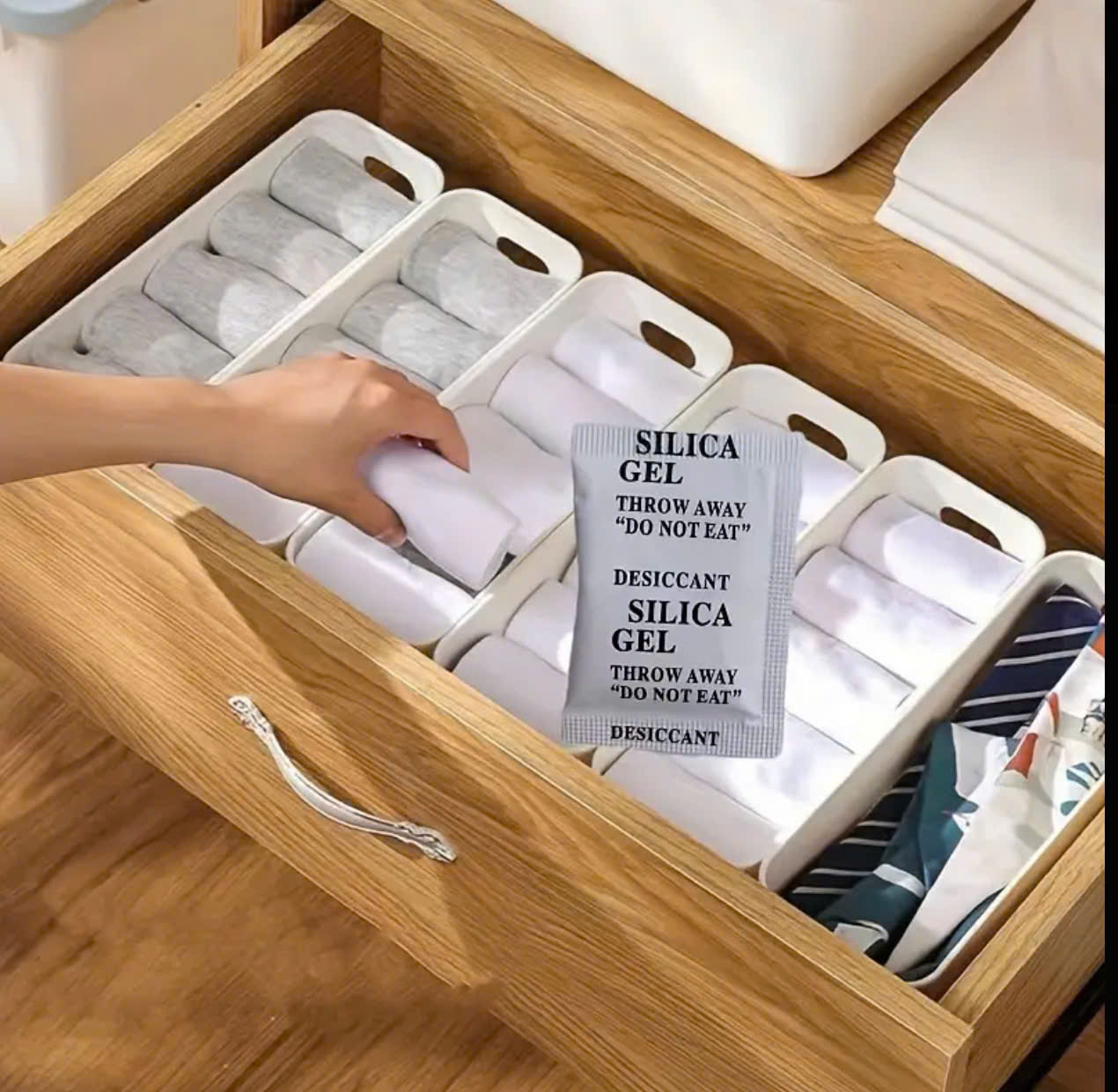 Hạt Hút Ẩm và Túi Chống Ẩm - Giải Pháp Chống Ẩm Toàn Diện cho Hàng Hóa